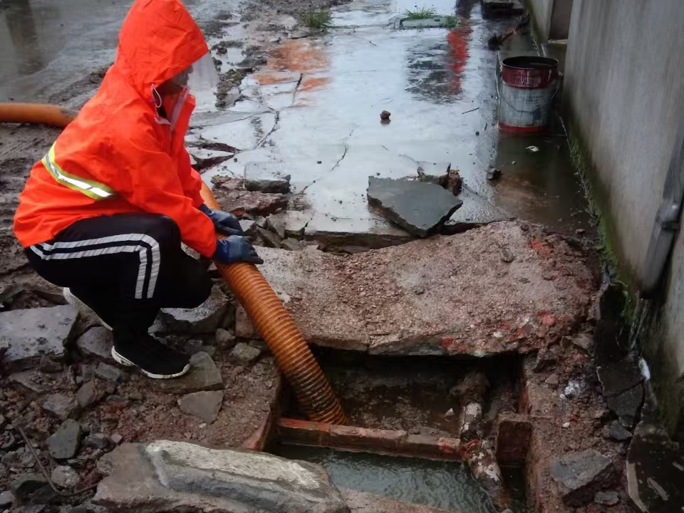 北湖专业清理污水池 炜誉市政以规范流程守护城市 “肠道”