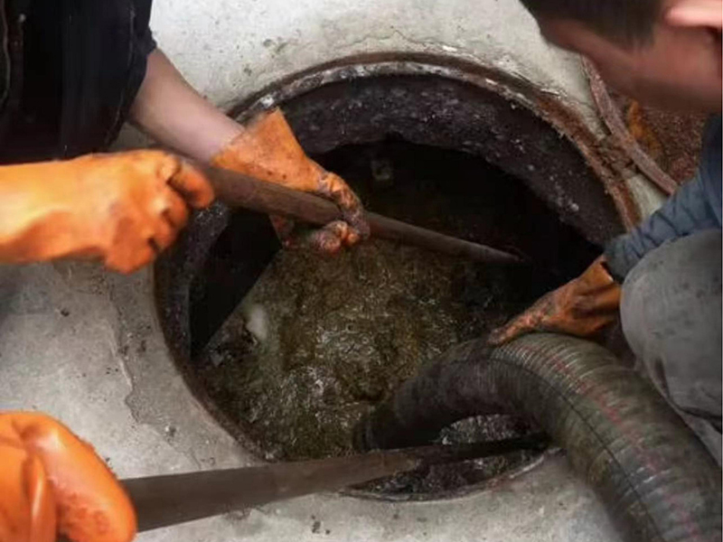 北湖清理化粪池时如何避免沼气的危害？